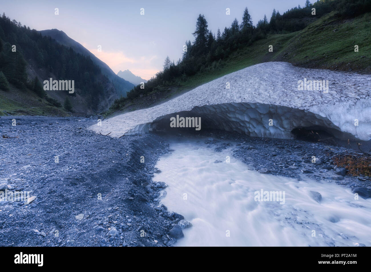 Wasser aus einem Bach unterquert ein Eis arch im Val Trupchun, Schweizer Nationalpark, Engadin, Graubünden, Schweiz, Europa, Stockfoto