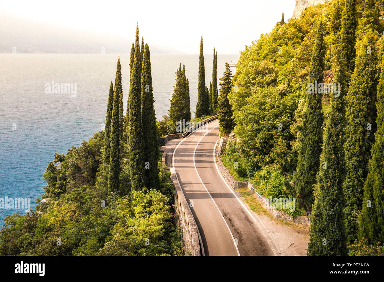 Malerische Straße SS45 an der Westküste des Gardasees in der Nähe von Tremosine, Provinz Brescia, Lombardei, Italien Stockfoto