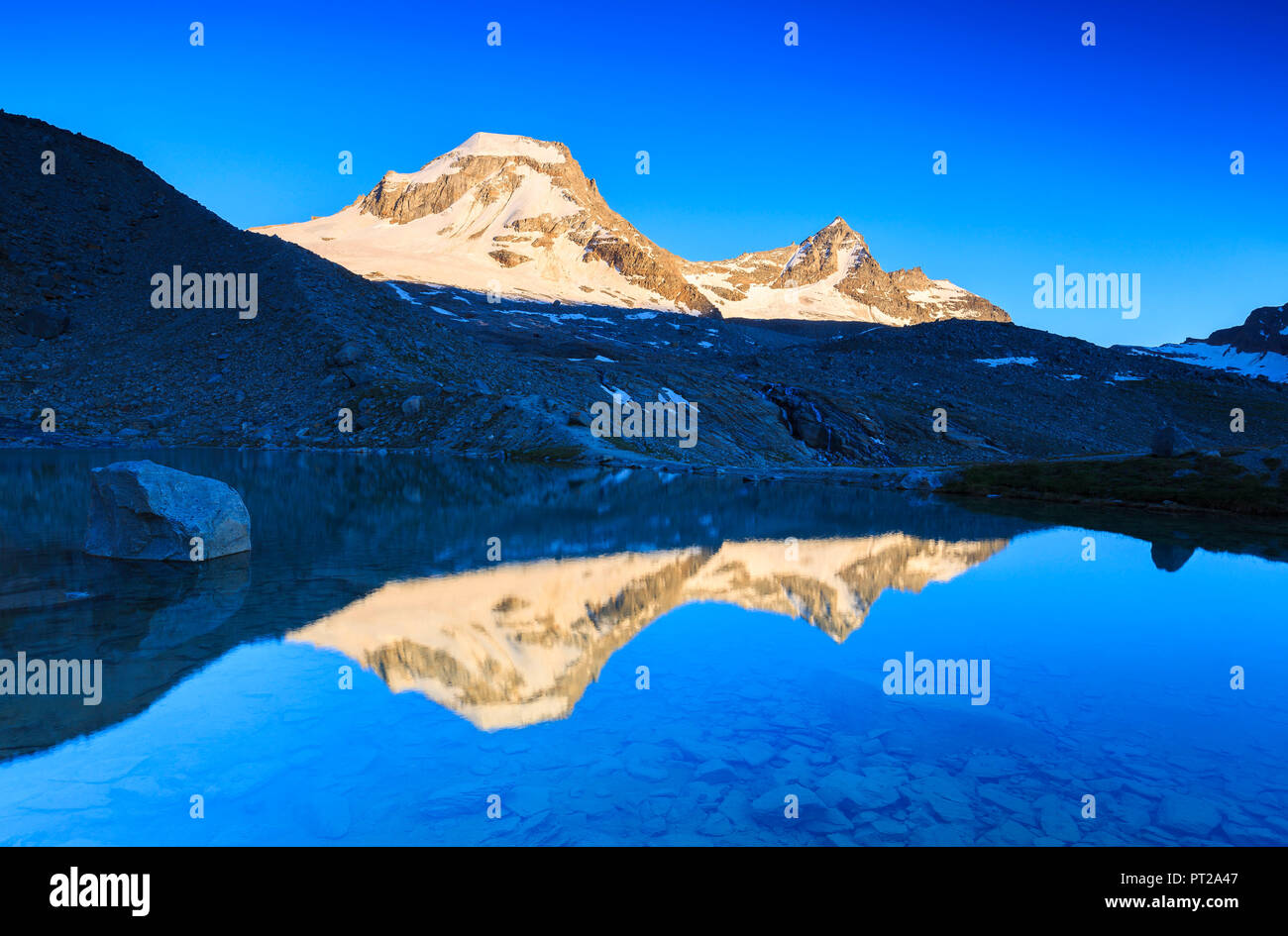 Ciarforon und Bec de Moncorvè Montchair sind im See spiegeln, Vittorio Emanuele II Hütte, Valsavarance, Nationalpark Gran Paradiso, Aostatal, Italien, Europa Stockfoto