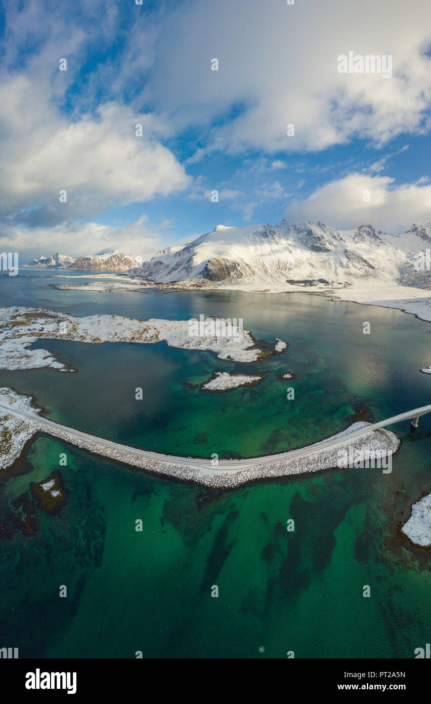 Antenne Panoramablick auf dem kristallklaren Meer und Fredvang Brücke, Lofoten, Norwegen Stockfoto