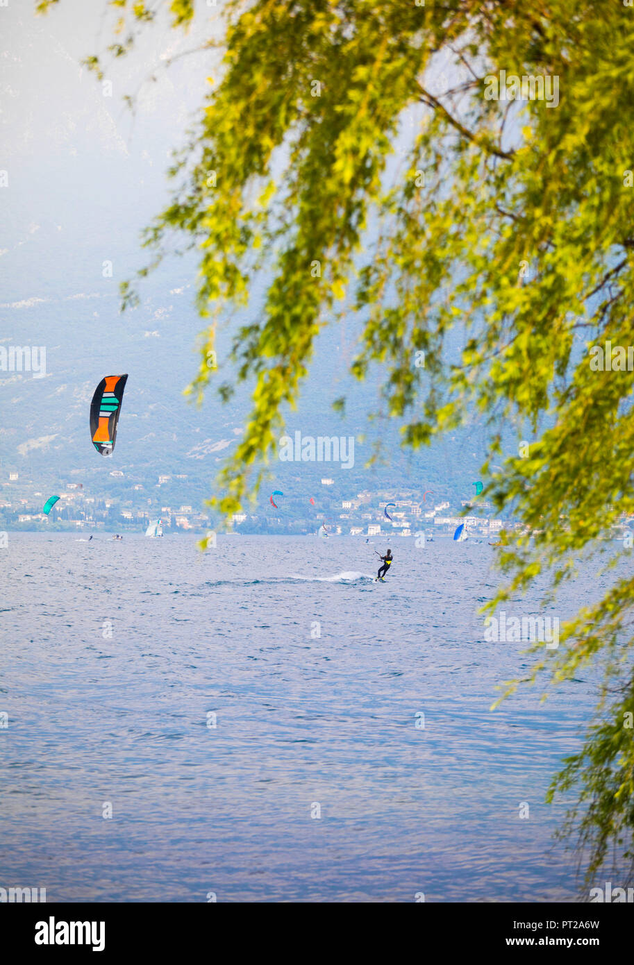 Kitesurfer am Gardasee, Campione del Garda, Brescia, Lombardei, Italien Stockfoto