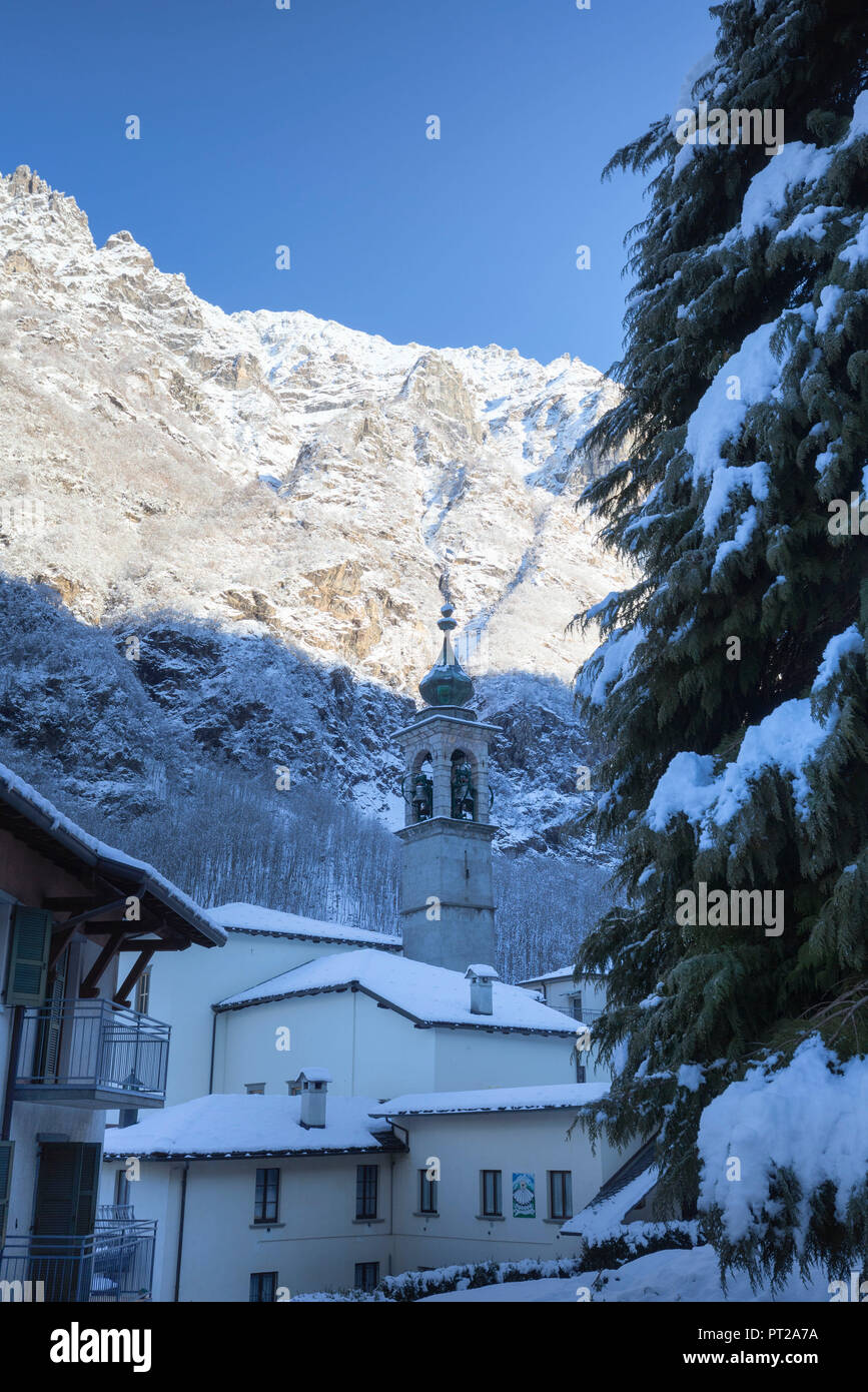 Winter in der Kirche von Valbondione, Val Seriana, Provinz Bergamo, Lombardei, Italien, Stockfoto