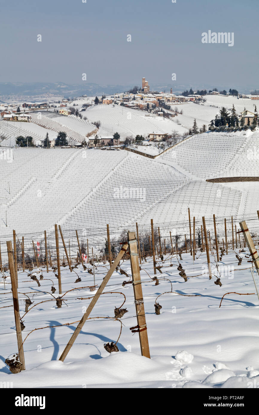 Langhe, Cuneo, Piemont, Italien, Langhe Weinregion winter schnee, Serralunga d'Alba Schloss Stockfoto