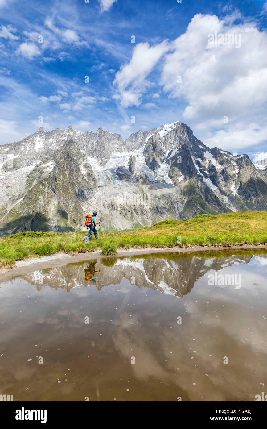 Ein trekker ist Wandern auf dem Mont de la Saxe vor der Grandes Jorasses während des Mont Blanc Wanderungen (Frettchen Tal, Courmayeur, Provinz Aosta, Aostatal, Italien, Europa) Stockfoto