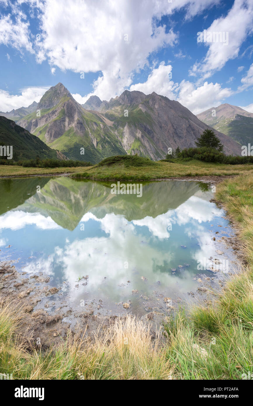 Anzeigen von Punta di Morasco, Corno di Verbot und Punta della Sabbia spiegeln sich in einer kleinen carsic Lake über Riale, Riale Weiler, Formazza, Valle Formazza, Verbano Cusio Ossola, Piemont, Italien, Stockfoto