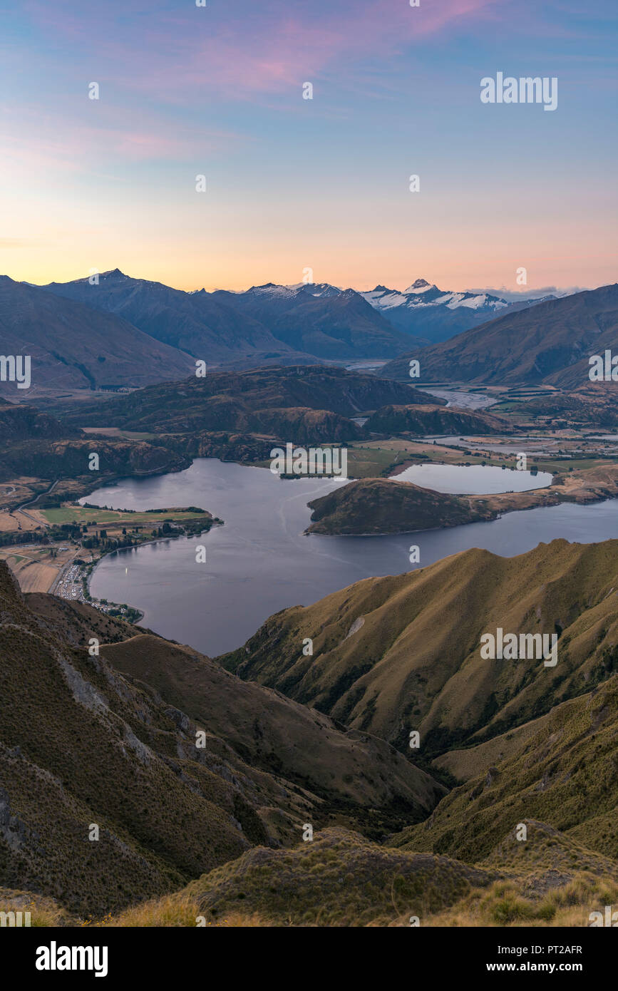 Ansicht der Glendhu Bay und Mount Aspiring NP von Roys Peak Lookout bei Sonnenuntergang, Wanaka, Queenstown Lakes District, Region Otago, Südinsel, Neuseeland, Stockfoto