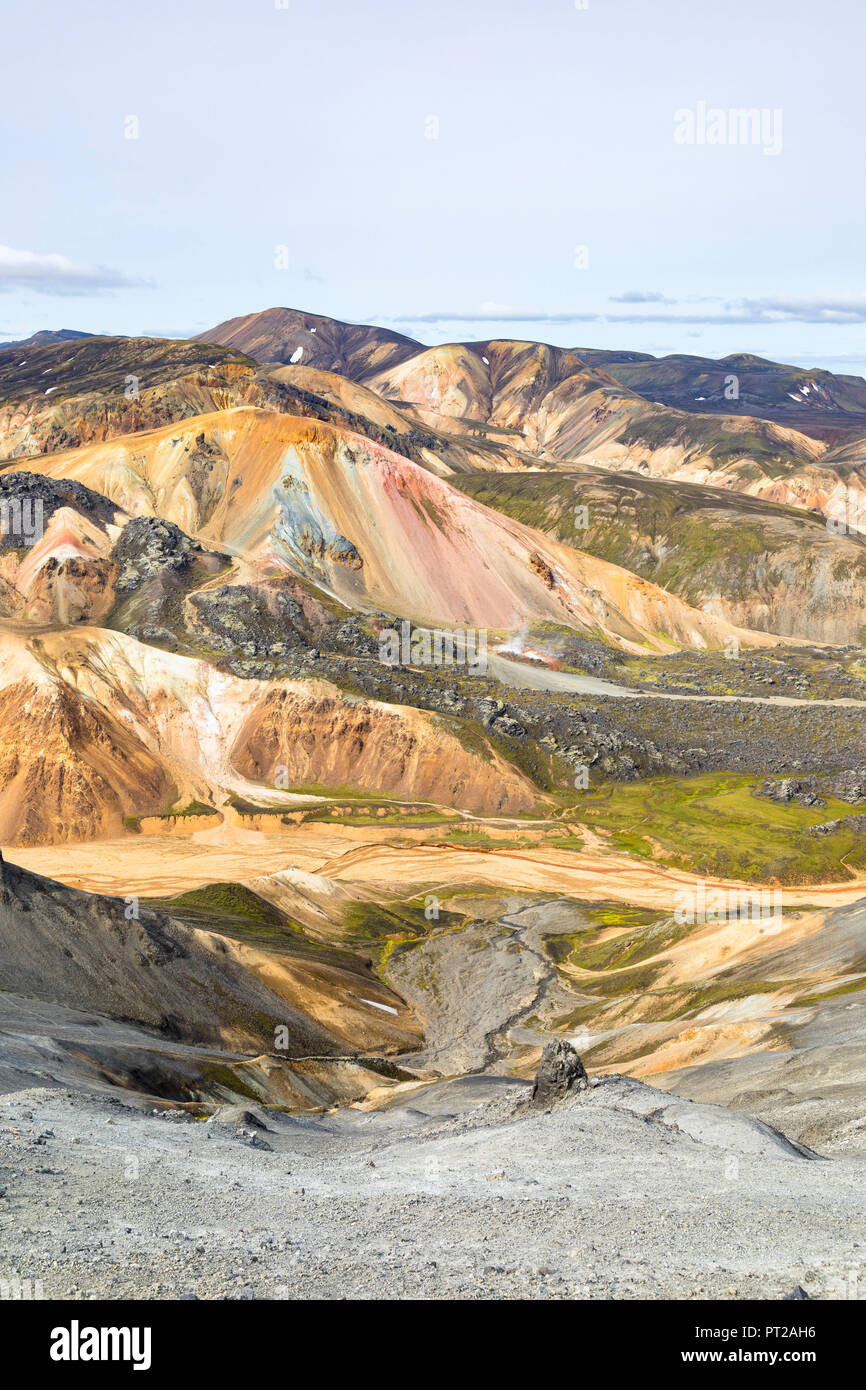 Eine Ansicht von Landmannalaugar und der brennisteinsalda Berg aus Blahnukur Berg (Landmannalaugar, Fjallabak Nature Reserve, Highlands, Region Süd, Island, Europa) Stockfoto
