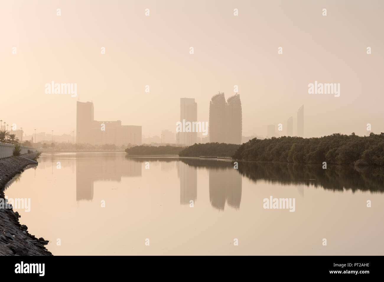 27. August 2018: Al Bahr Türme und Mangroven Reflexion im Meer, Abu Dhabi VAE Stockfoto