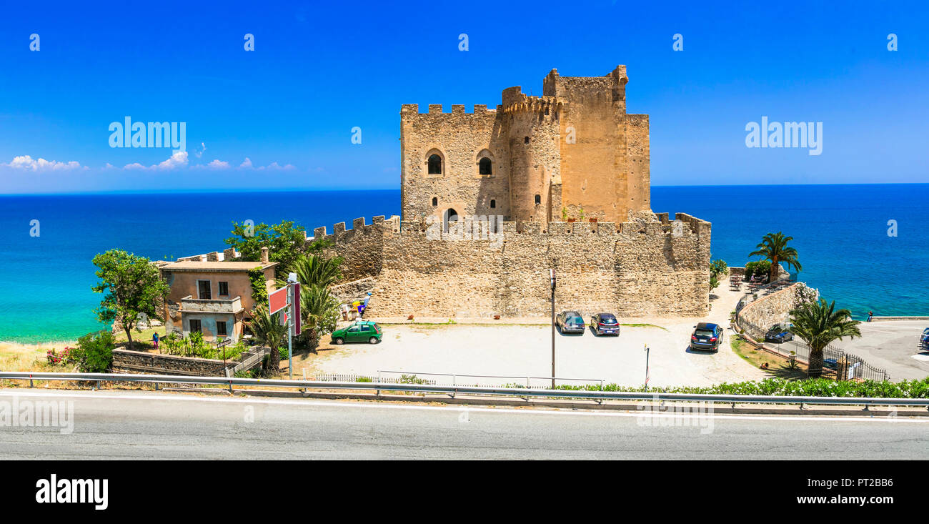 Wunderschöne mittelalterliche Burg in Roseto Capo Spulico, Cosenza Provinz, Kalabrien, Italien. Stockfoto