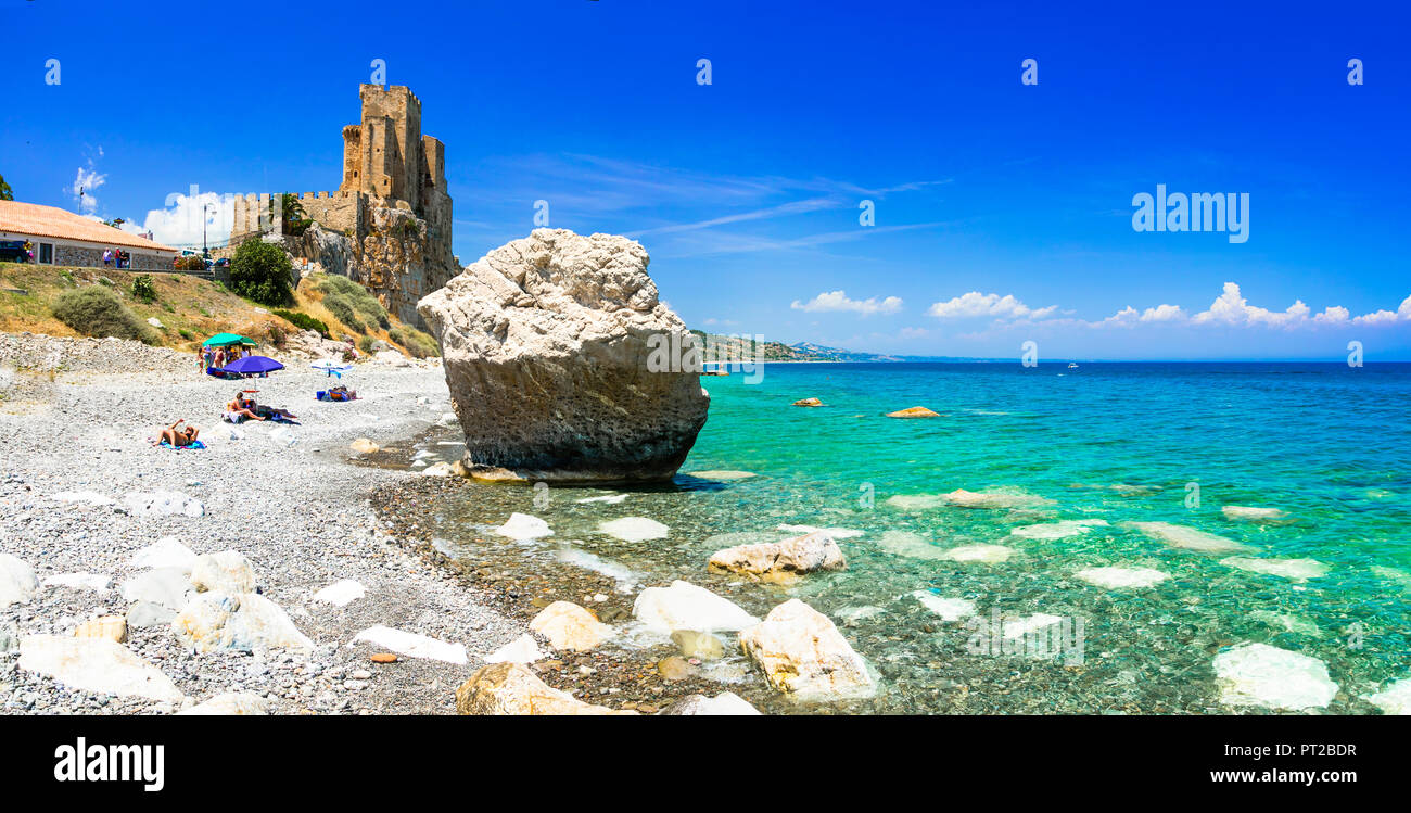 Beeindruckende mittelalterliche Burg in Roseto Capo Spulico, Cosenza, Calabria, Italien. Stockfoto