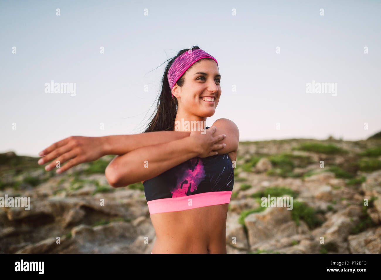 Sportliche Frau stretching Arm, Schulter Stockfoto