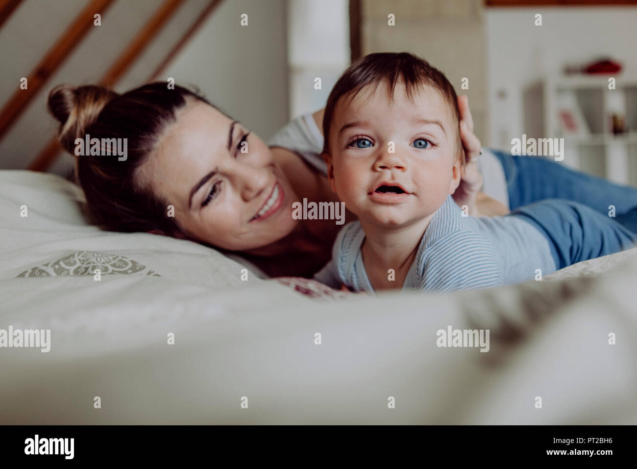 Mutter kuscheln mit ihrem Baby Sohn Stockfoto