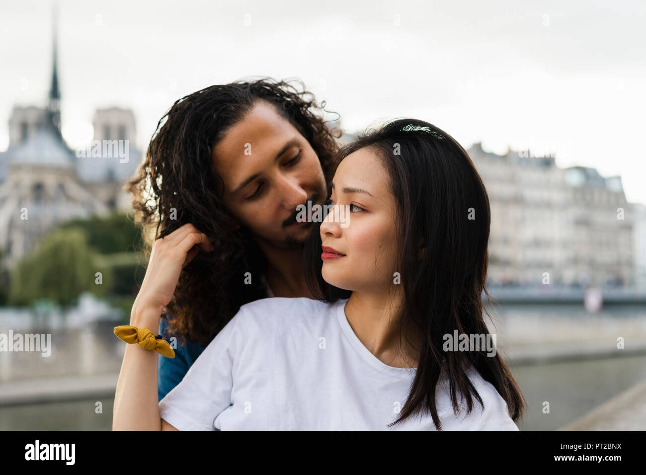 Frankreich, Paris, junges Paar in der Liebe an der Seine. Stockfoto