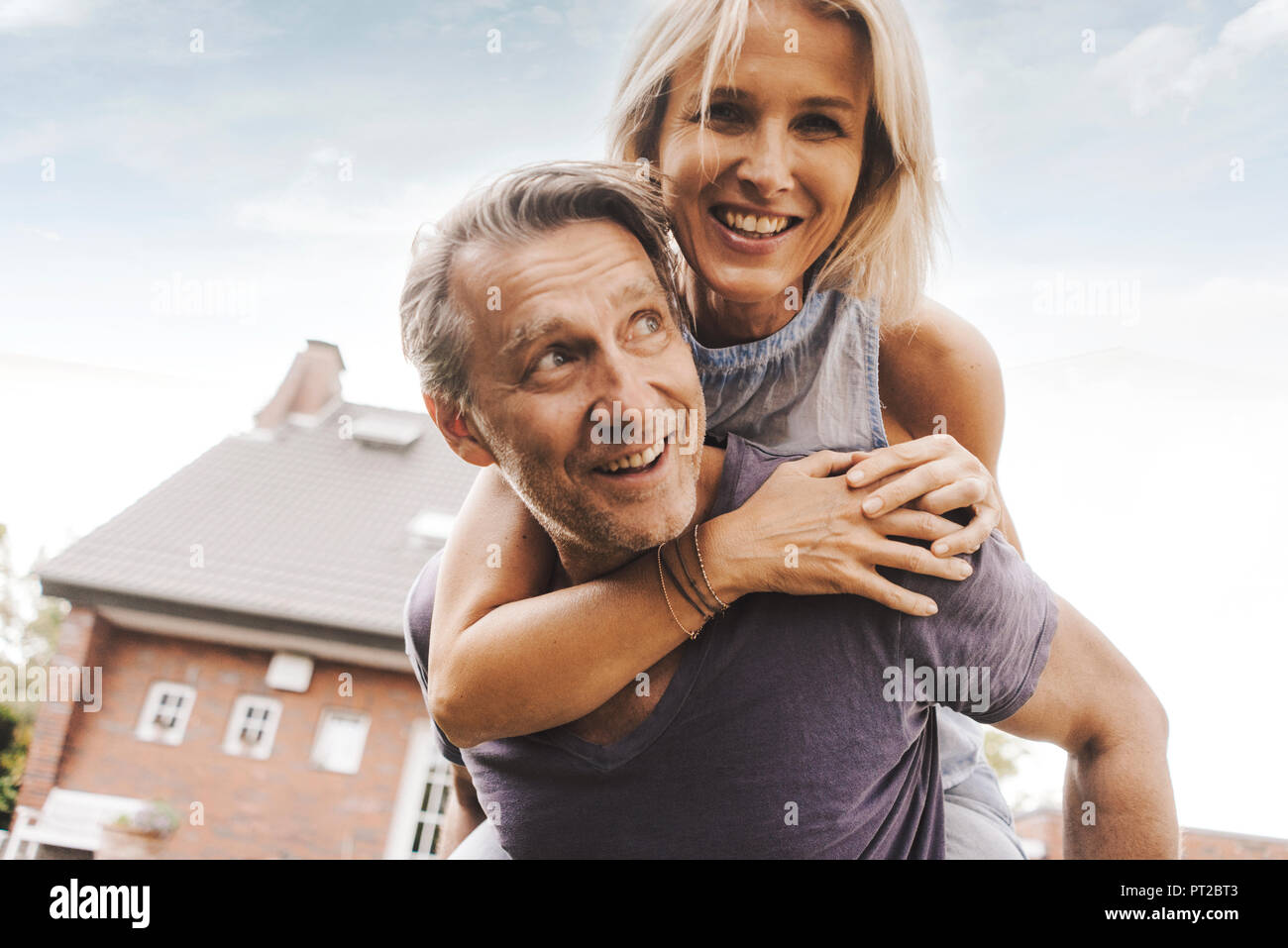 Glückliches junges Paar vor Ihren home Stockfoto