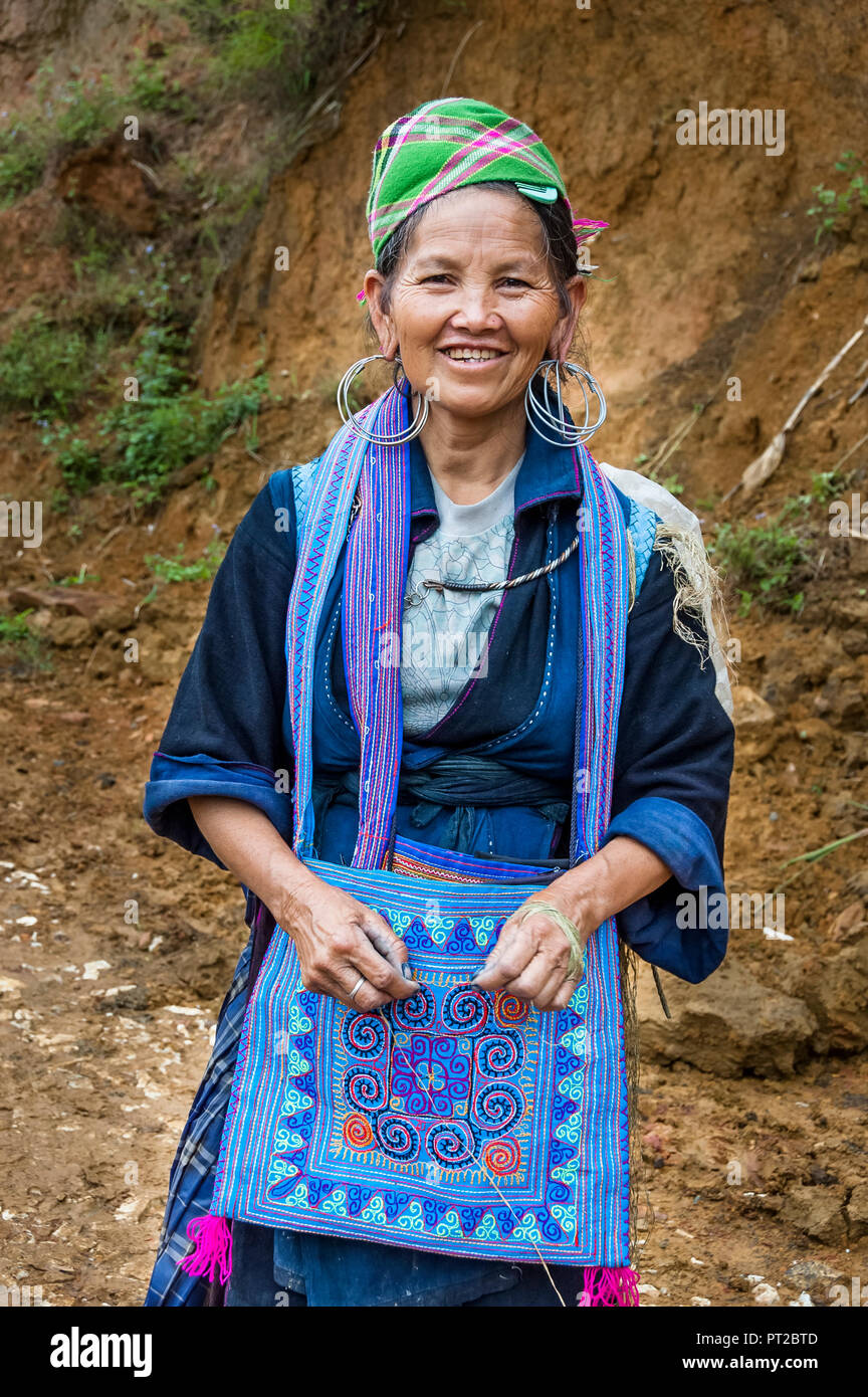 Eine Frau aus der ethnischen Gruppe der Hmong in einem nationalen Kostüm. Stockfoto