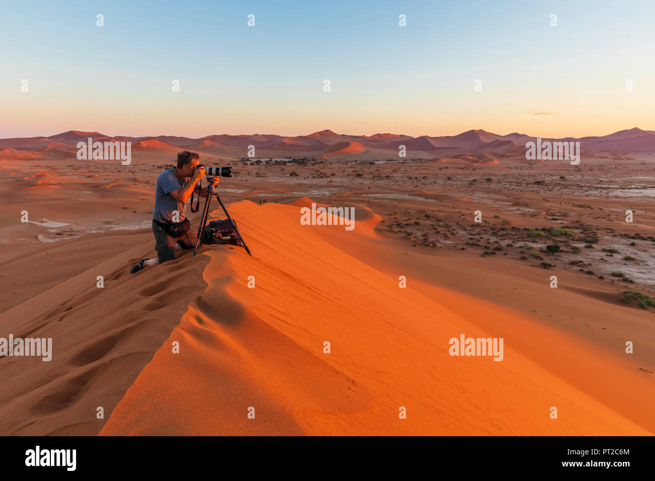 Afrika, Namibia, Namib, Naukluft National Park, photograper auf Sand dune bei Sonnenaufgang Stockfoto