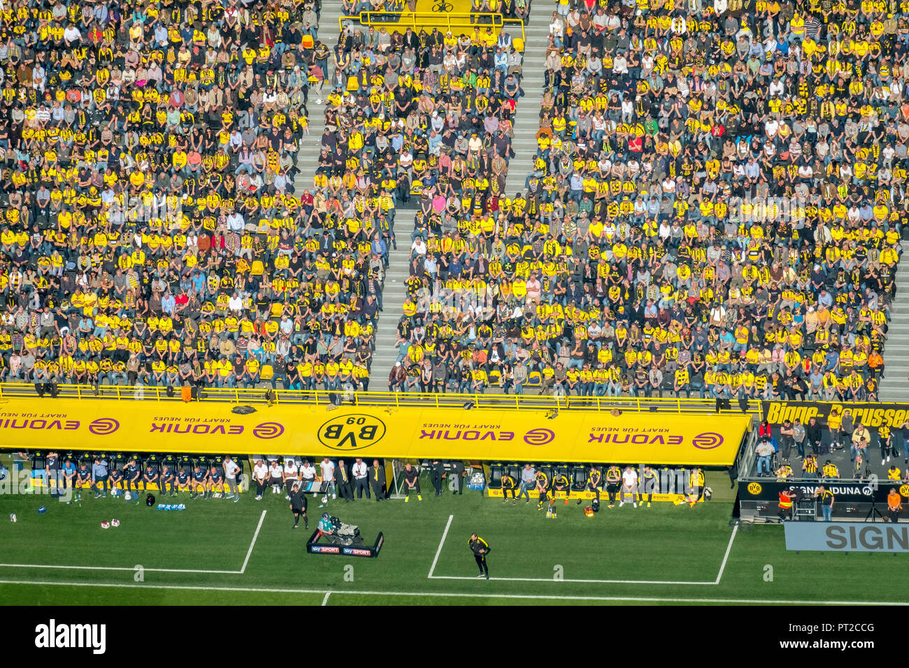 Osten stand mit Trainer Sitzbank, Blick aus dem Flugzeug in der BVB Stadion, BVB gegen die TSG Hoffenheim, Signal Iduna Park BVB Stadion, Westfalenstadion, Bundesliga Stadion, Dortmund, Ruhrgebiet, Nordrhein-Westfalen, Deutschland, Europa Stockfoto