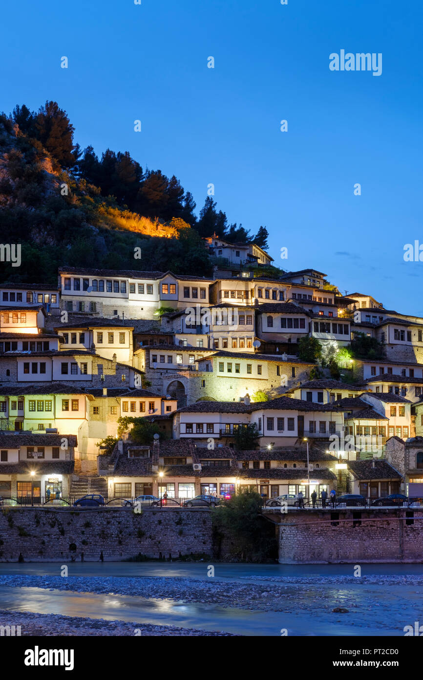 Albanien, Berat County, Berat, Mangalem, Osum Fluss, osmanischen Häuser an der blauen Stunde Stockfoto