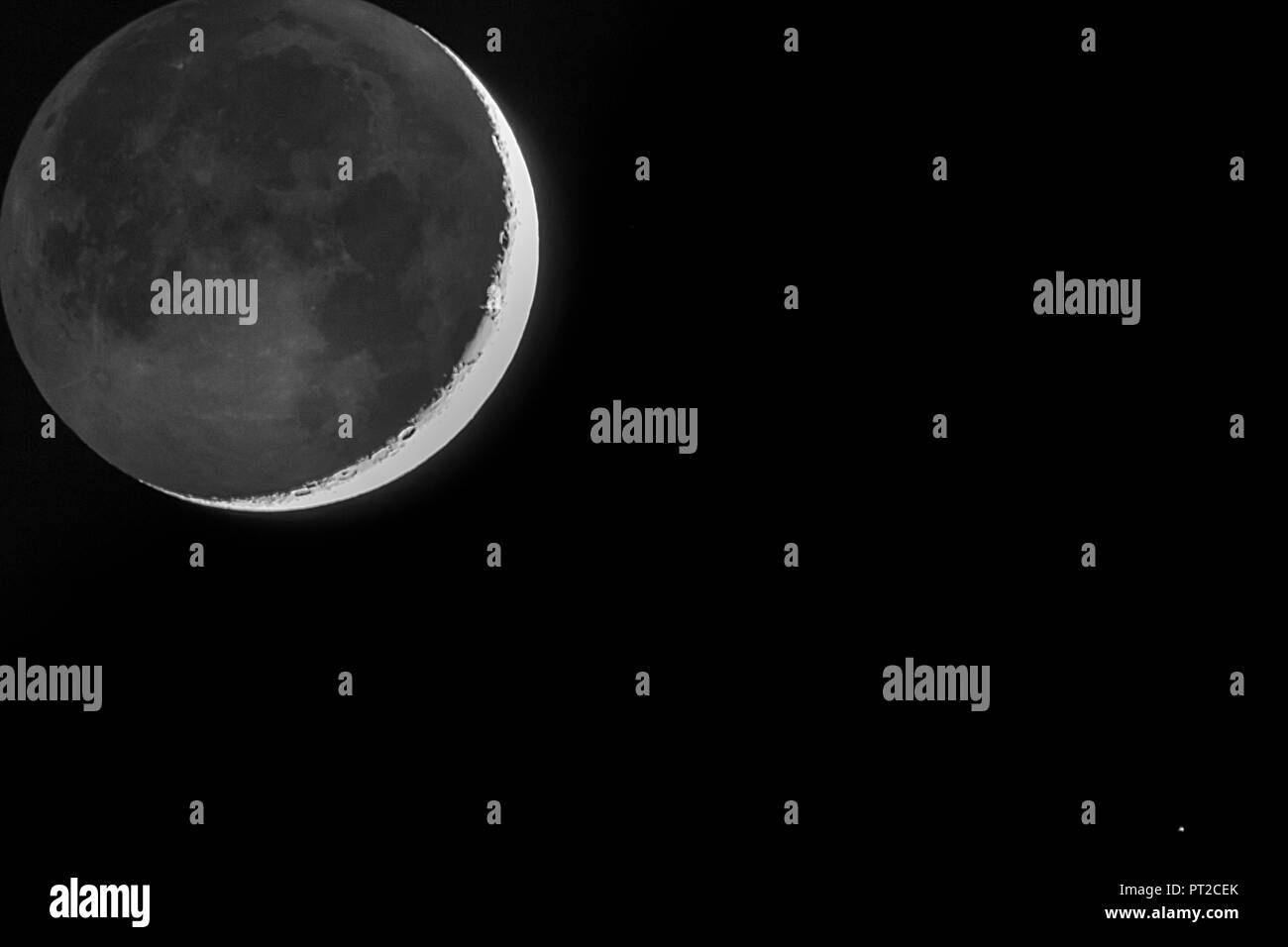 Deutschland, Hessen, Hochtaunuskreis, grau Licht und die Sichel des Mondes mit Stern Antares Stockfoto