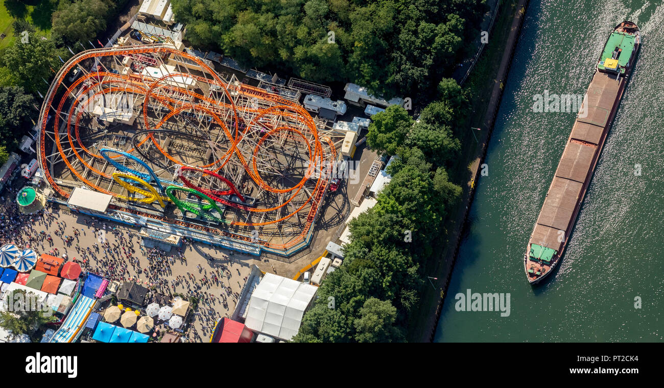 582. Cranger Kirmes, Jahrmarkt Karussells, Achterbahn, Riesenrad, Aussichtsturm, Fahrten, Kirmes Attraktionen, Folk Festival, Öffentlichkeit, chairoplane, Herne, Ruhrgebiet, Nordrhein-Westfalen, Deutschland Stockfoto