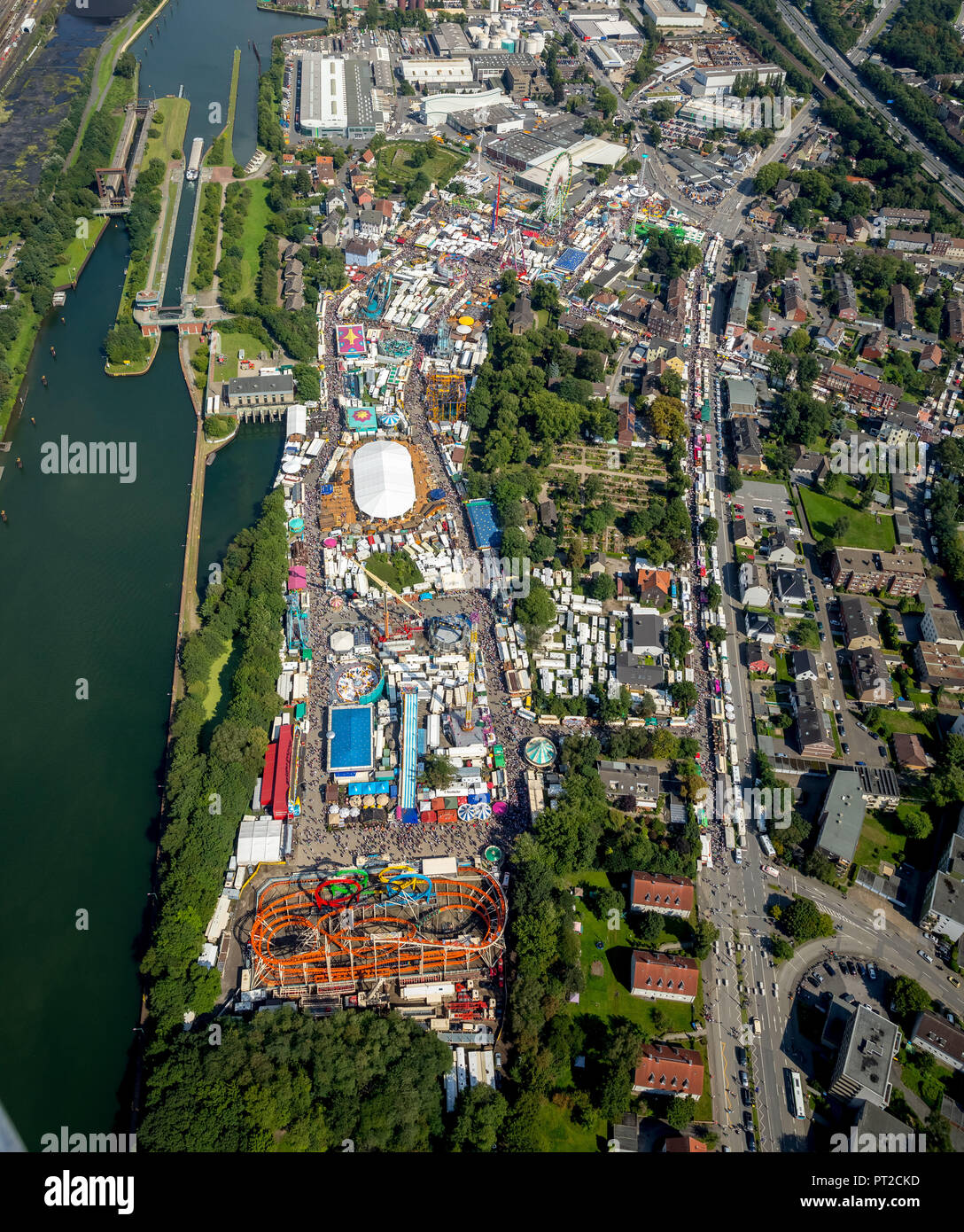 582. Cranger Kirmes, Jahrmarkt Karussells, Achterbahn, Riesenrad, Aussichtsturm, Fahrten, Kirmes Attraktionen, Folk Festival, Öffentlichkeit, chairoplane, Herne, Ruhrgebiet, Nordrhein-Westfalen, Deutschland Stockfoto