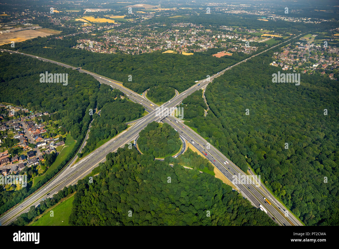 Autobahn A 516 und der Autobahn A2, Autobahnkreuz Oberhausen, Oberhausen, Ruhrgebiet, Nordrhein-Westfalen, Deutschland Stockfoto