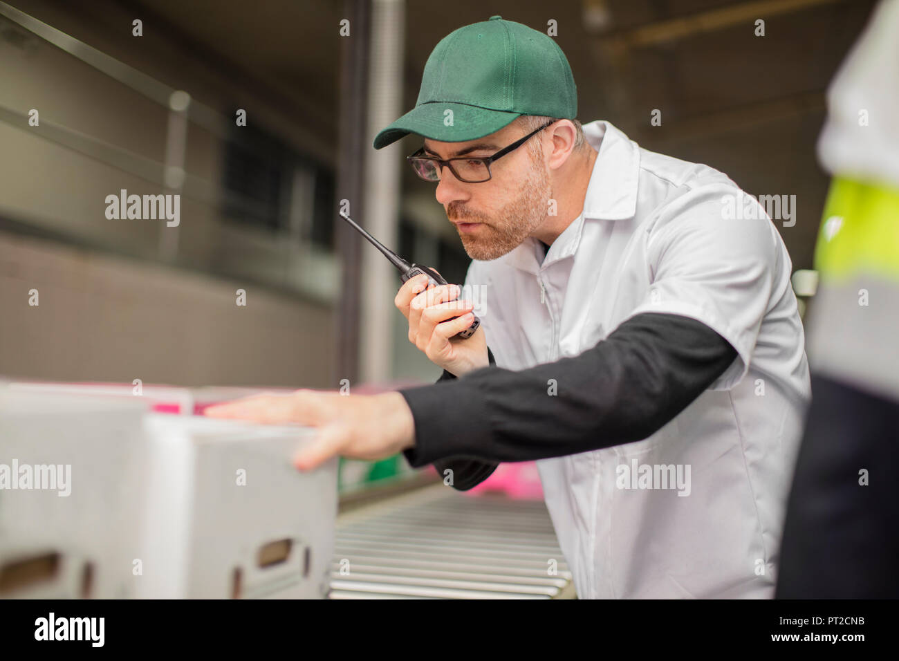 Die Arbeiter in der Fabrik, Kontrolle und mit Walkie talkie Stockfoto