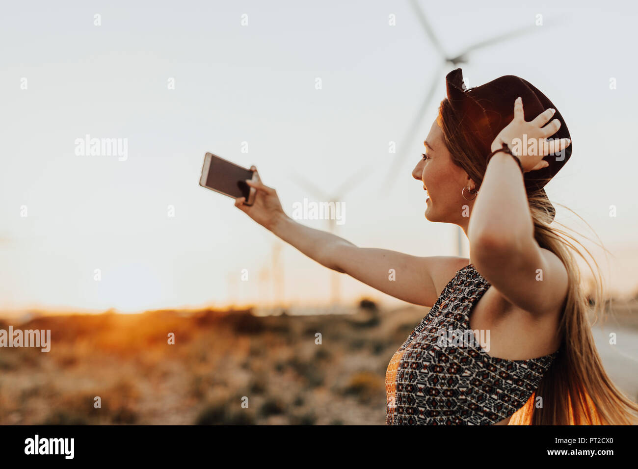 Junge Frau von selfie bei Sonnenuntergang Stockfoto