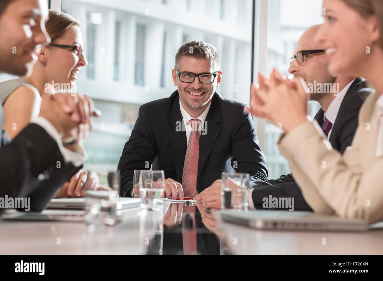 Polen, Warzawa, Treffen der fünf Geschäftsleute im Konferenzraum Stockfoto