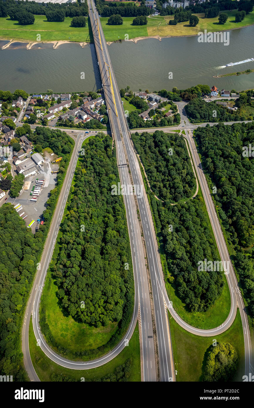 40 Brücke gesperrt, geblockt Ruhrschnellweg, Rhein, Überführung, Straßeninfrastruktur, Verkehrswege, Neukamp Brücke, Autobahn Ausfahrt Homberg, Fußgänger auf der Autobahn geschlossen, Duisburg, Ruhrgebiet, Nordrhein-Westfalen, Deutschland Stockfoto