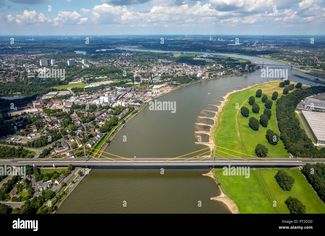 40 Brücke gesperrt, geblockt Ruhrschnellweg, Rhein, Überführung, Straßeninfrastruktur, Verkehrswege, Neukamp Brücke, Autobahn Ausfahrt Homberg, Fußgänger auf der Autobahn geschlossen, Duisburg, Ruhrgebiet, Nordrhein-Westfalen, Deutschland Stockfoto