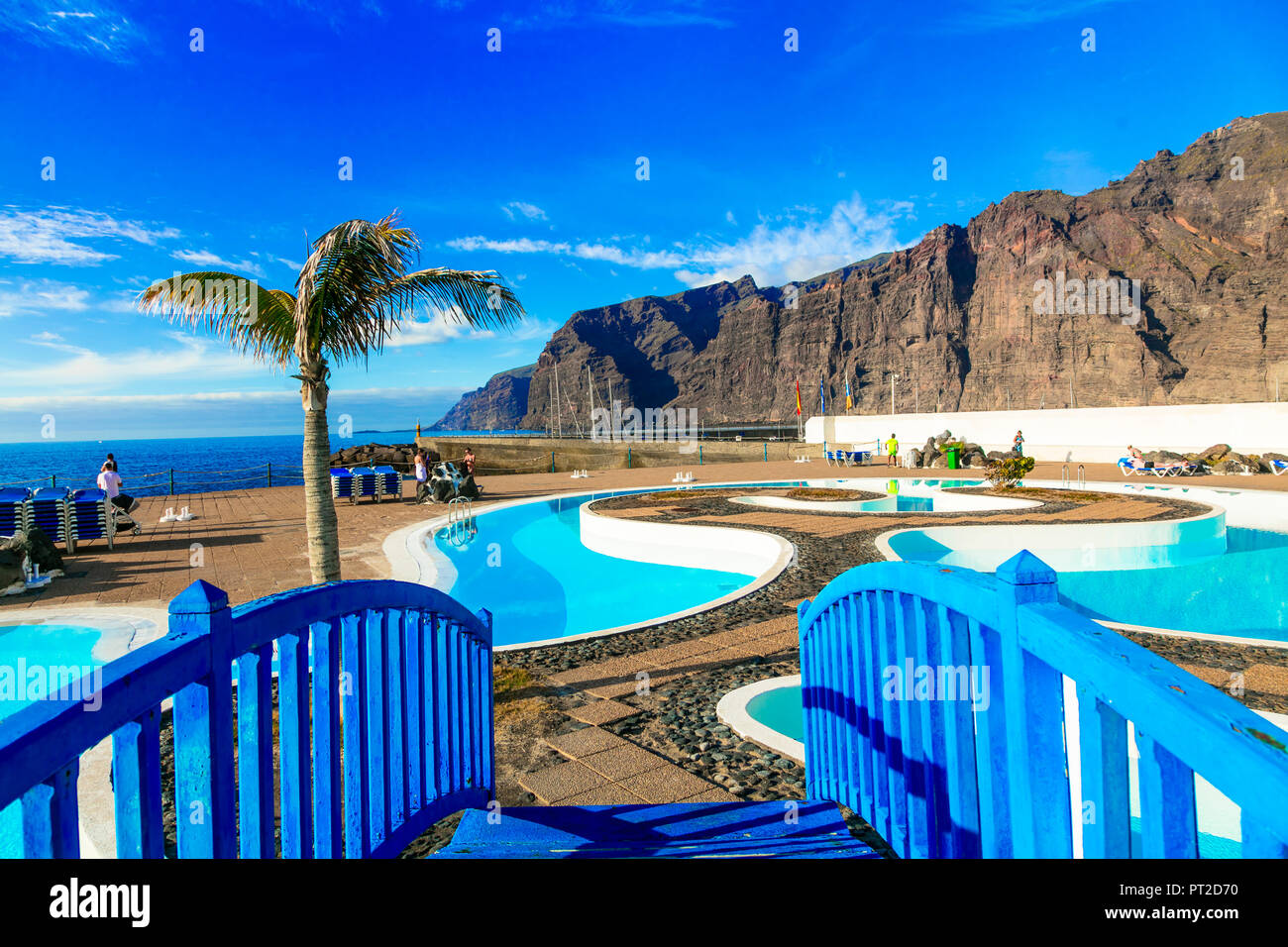 Ferienanlage mit Schwimmbad in Los Gigantes, Teneriffa, Kanaren, Spanien. Stockfoto