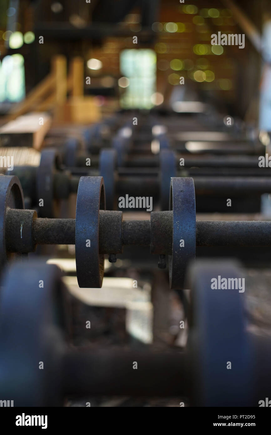 Ein altes Bauholz- Maschine liegt in einer Holzhütte zu vergießen. Stockfoto