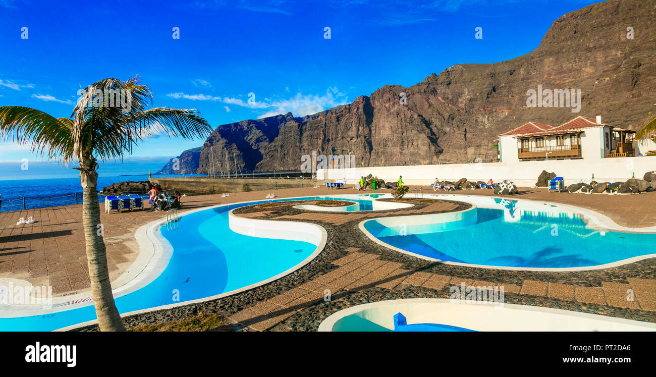 Ferienanlage mit Schwimmbad in Los Gigantes, Teneriffa, Kanaren, Spanien. Stockfoto