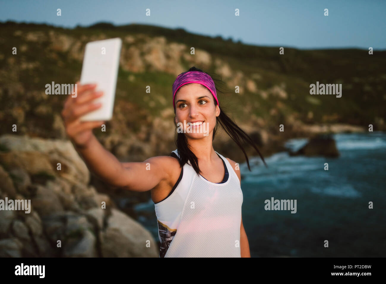 Athlet Frau eine selfie an der Küste in den Abend Stockfoto