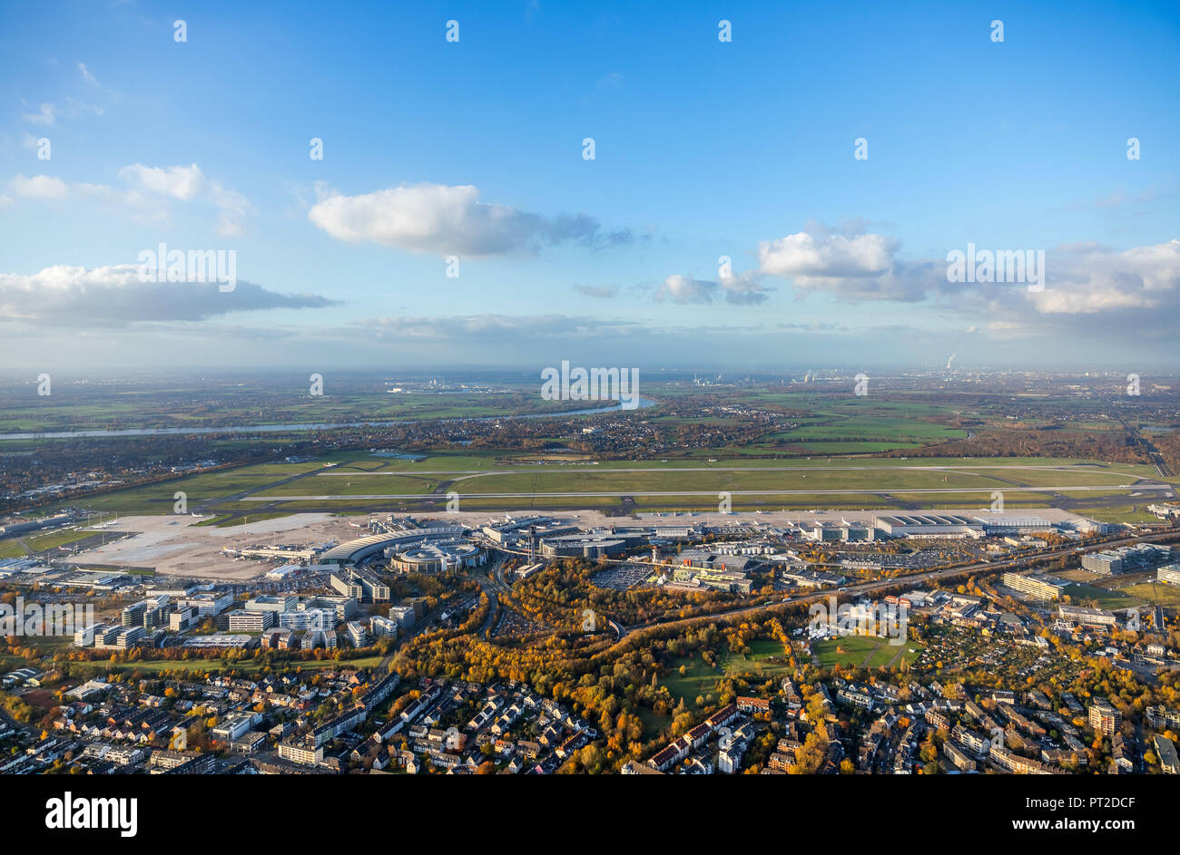 Flughafen Düsseldorf Flughafen, Turm, Eurowings Flugzeug auf der Landebahn 23R, Düsseldorf, Rheinland, Nordrhein-Westfalen, Deutschland Stockfoto
