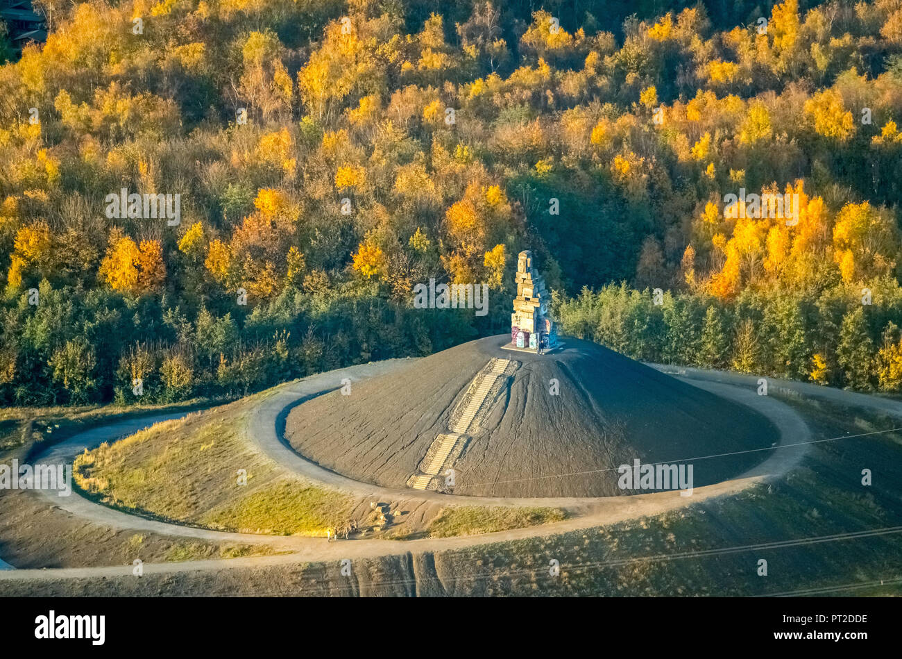 Tipps Rheinelbe in Gelsenkirchen, verderben Tipp der ehemaligen Rheinelbe Mine, Skulptur Himmelstreppe, Künstler Herman Prigann, Route der Industriekultur, Gelsenkirchen, Ruhrgebiet, Nordrhein-Westfalen, Deutschland Stockfoto
