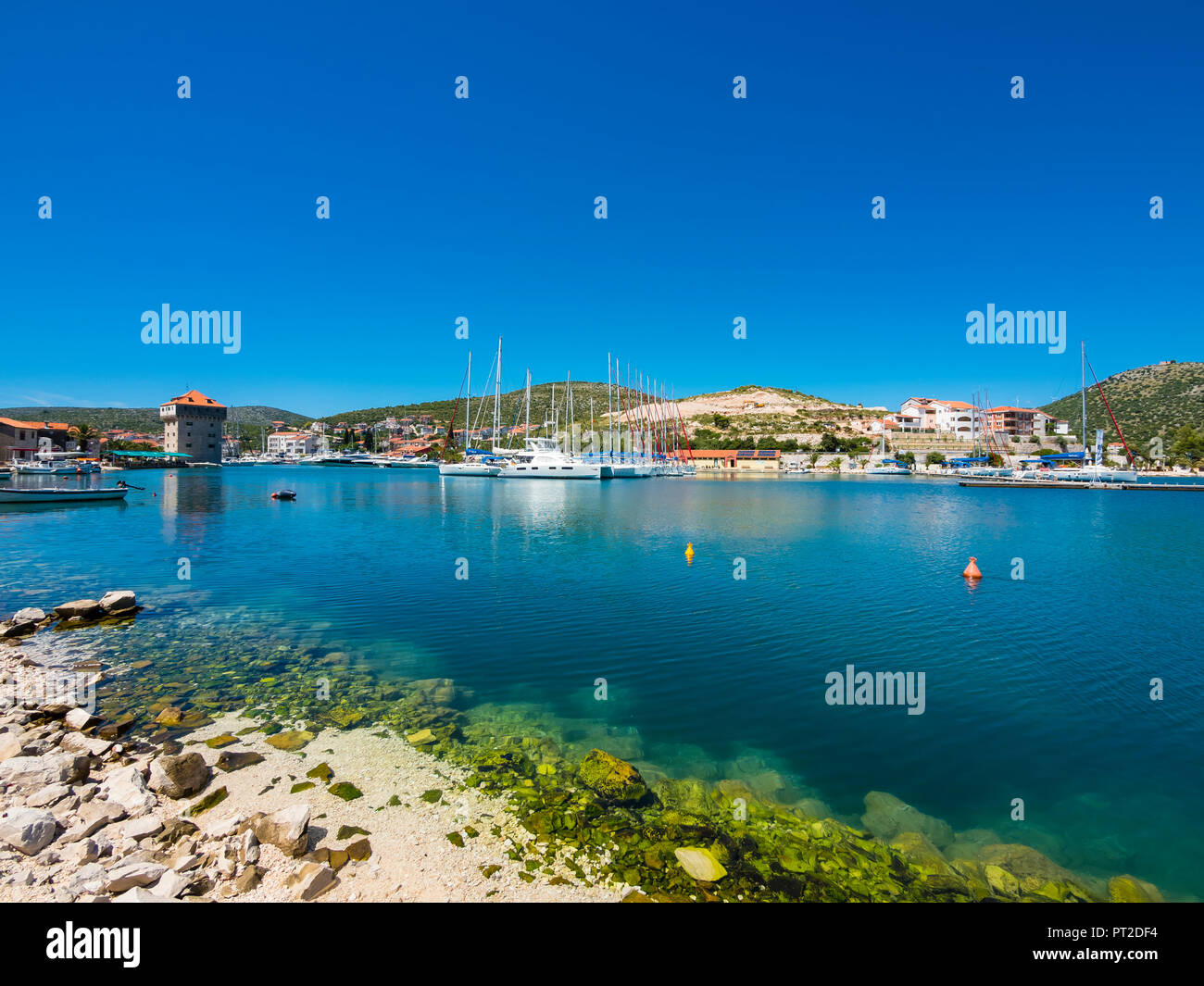 Kroatien, Dalmatien, Adria, Fischerdorf Marina Bay mit Segelbooten Stockfoto