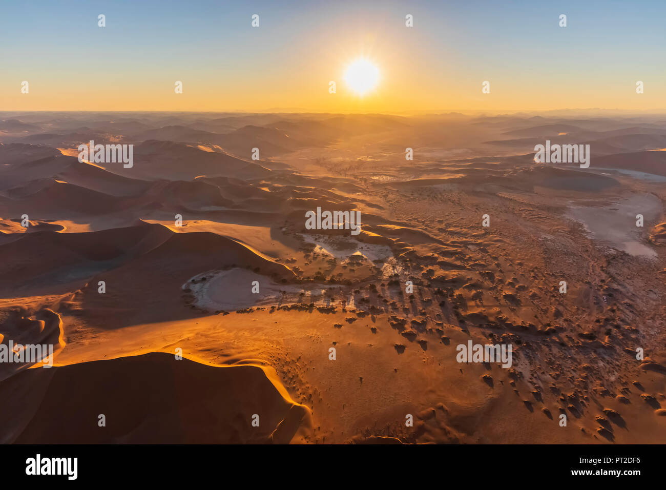 Afrika, Namibia, die Wüste Namib, Namib-Naukluft-Nationalpark, Luftaufnahme von Dünen der Wüste, Nara Vlei, Sossusvlei und 'Big Mama' Stockfoto