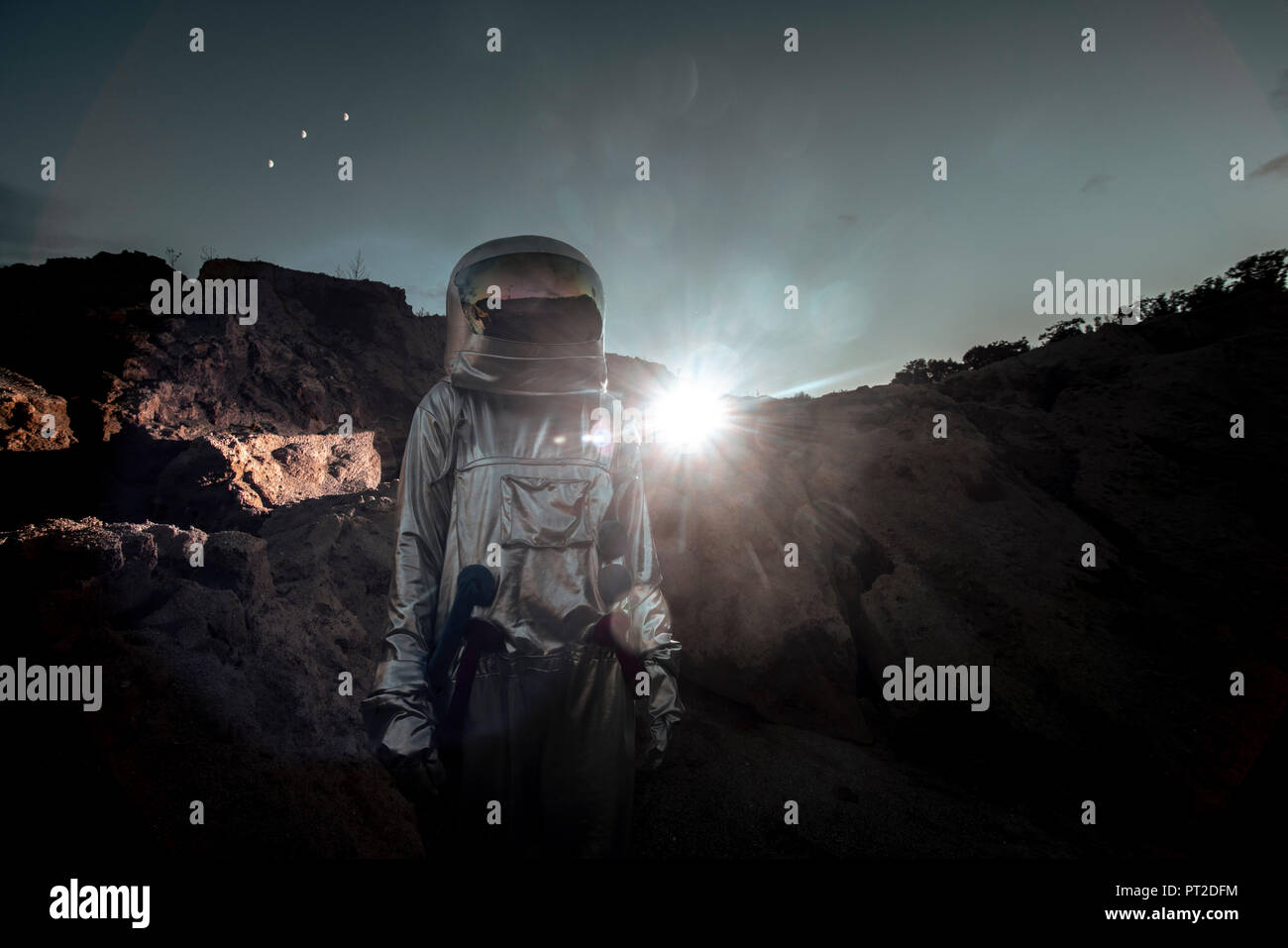 Spaceman Erkundung namenlosen Planeten Stockfoto