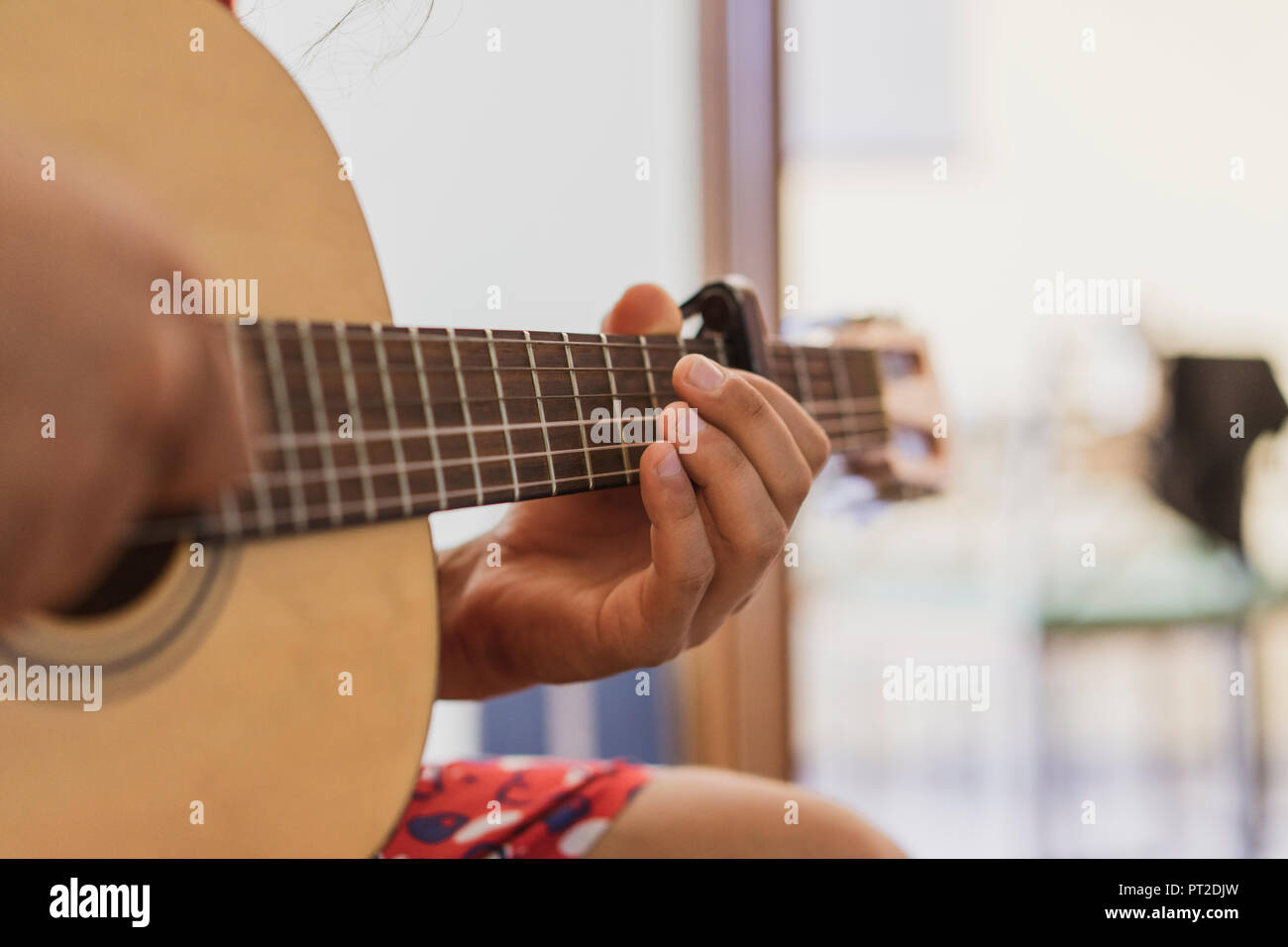 Mann Gitarre spielen Stockfoto