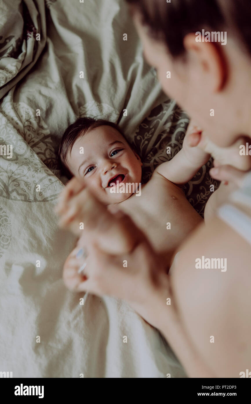 Mutter kuscheln mit ihrem Baby Sohn Stockfoto