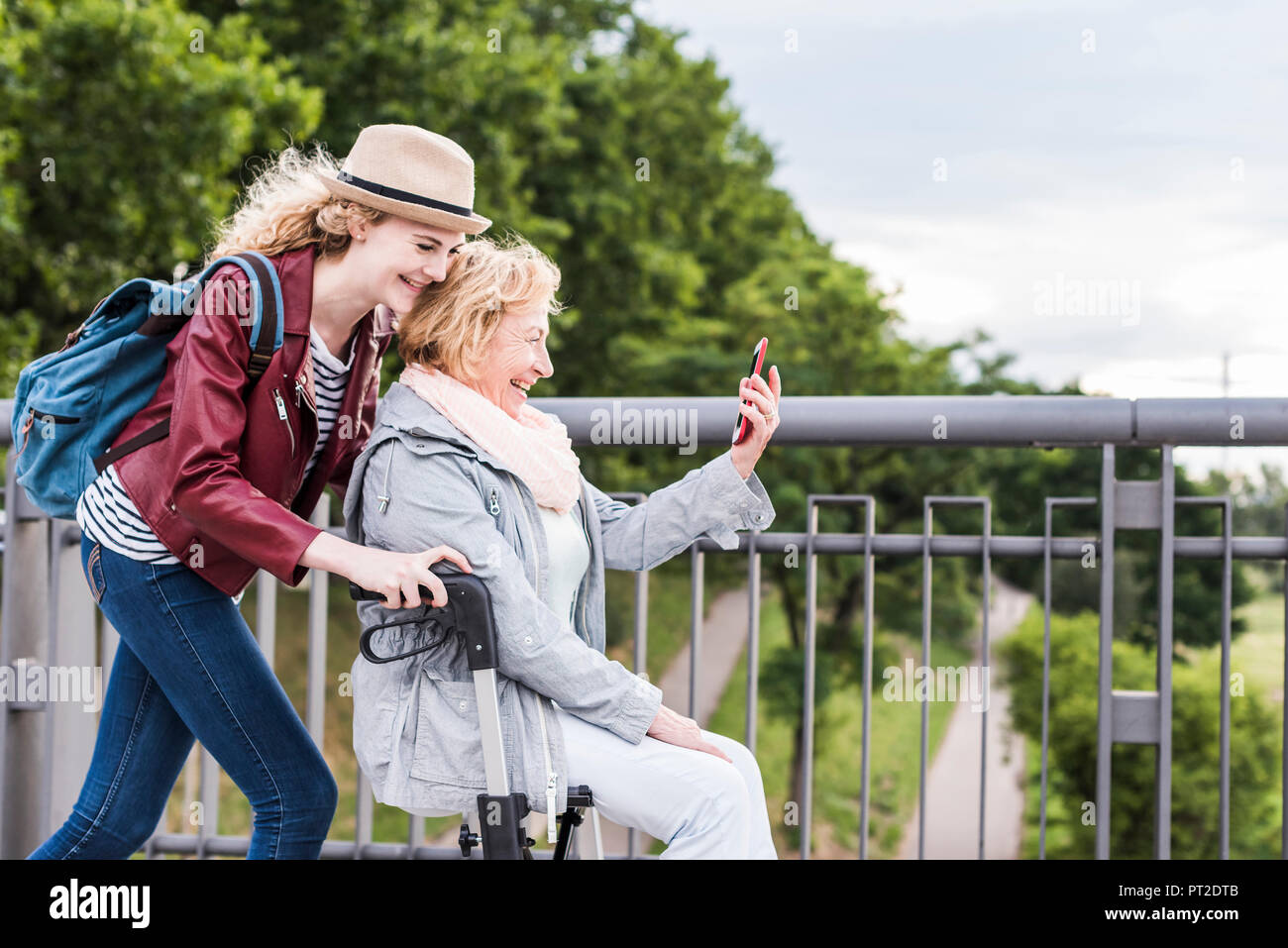 Großmutter und Enkelin Spaß zusammen Stockfoto