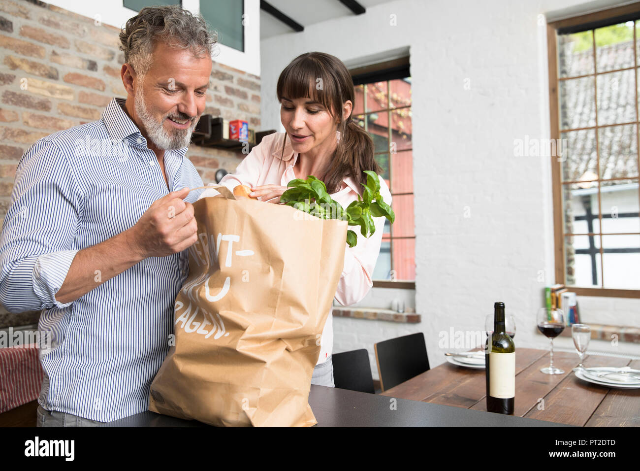 Reifer Mann, Lebensmittelgeschäft Beutel voll der Kauf der Küche Stockfoto