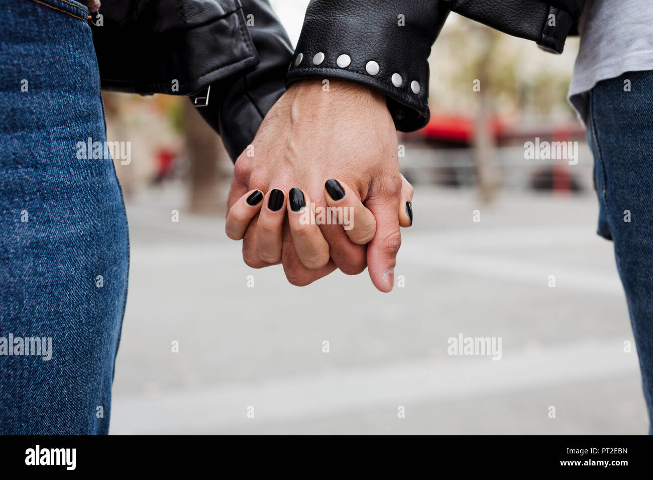 In der Nähe von Paar Hand in Hand Stockfoto