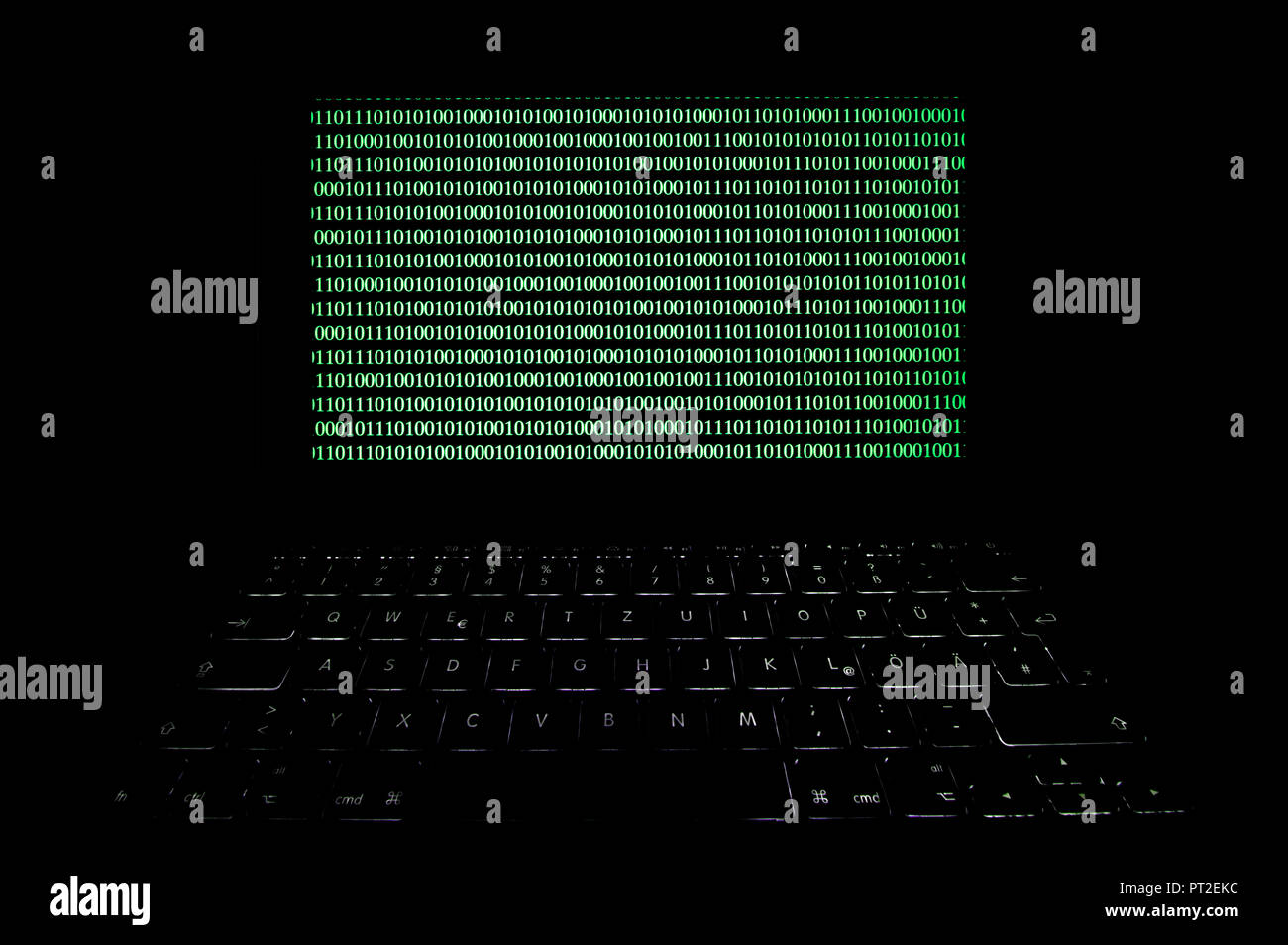 Laptop mit binären Code, Computerkriminalität symbolischen Bild, Datenschutz Stockfoto
