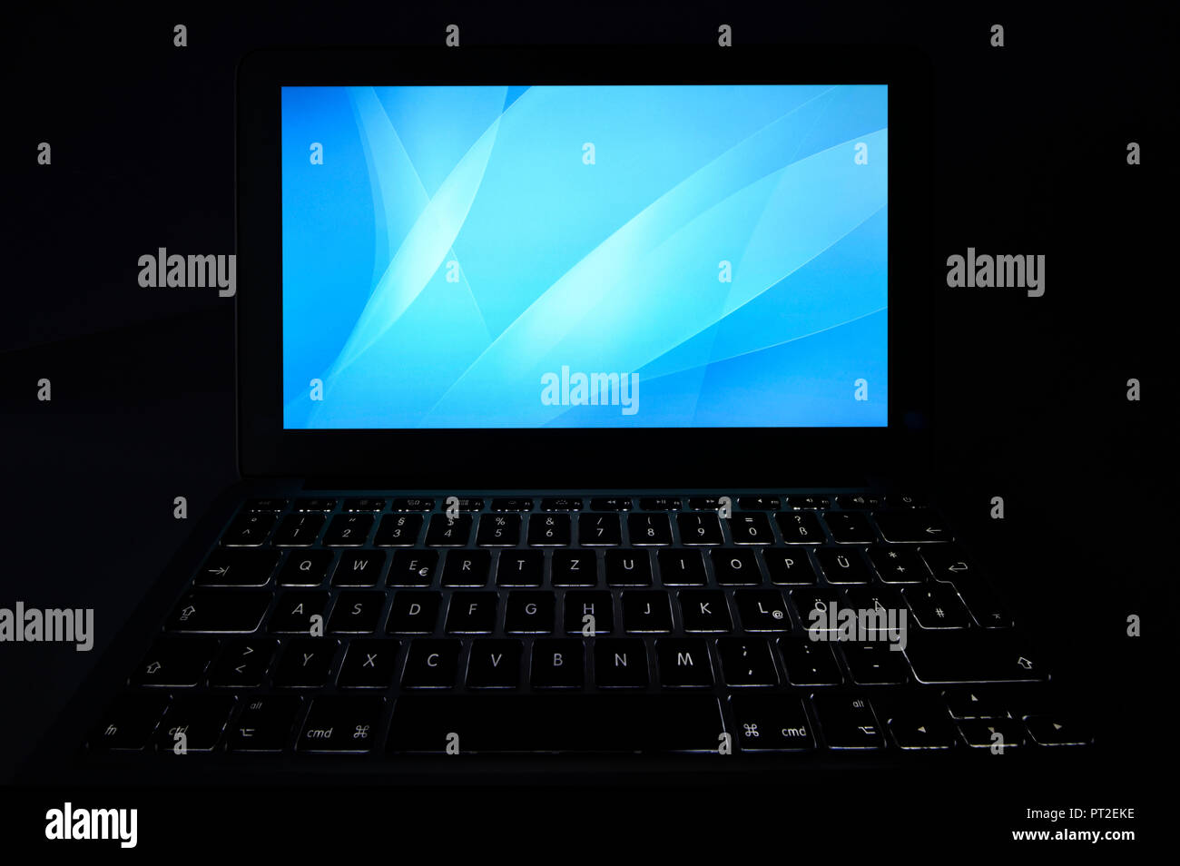 Laptop mit leeres Display, Blue Screen, Computerkriminalität symbolischen Bild, Datenschutz Stockfoto