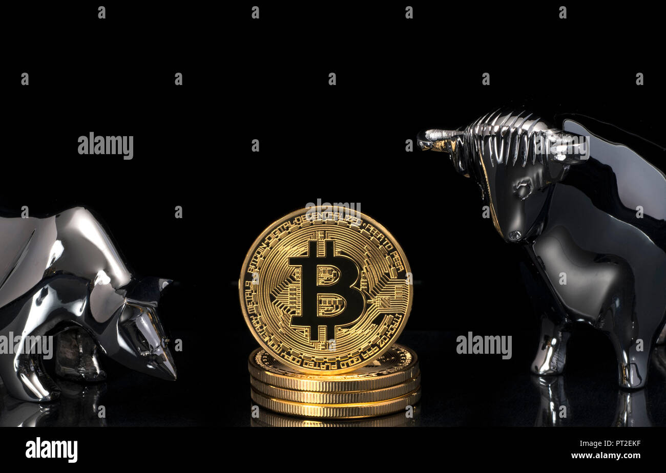 Symbolische Bild lieferbar Preis digitale Währung, goldene physischen Münze Bitcoin, Bull und Bear Stockfoto