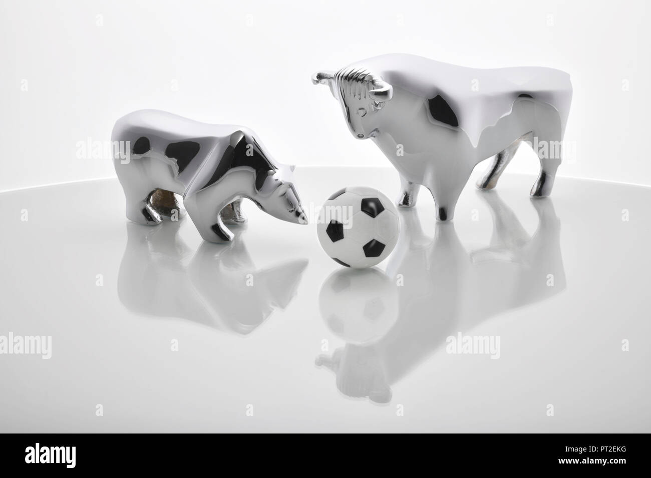 Symbolische bild Fußball und Aktienkurs Bull und Bear Stockfoto