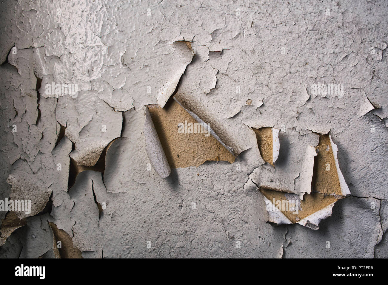 Abblätternde Farbe an der Wand, starken Kontrast, hohe Detail konzentrieren, Stockfoto